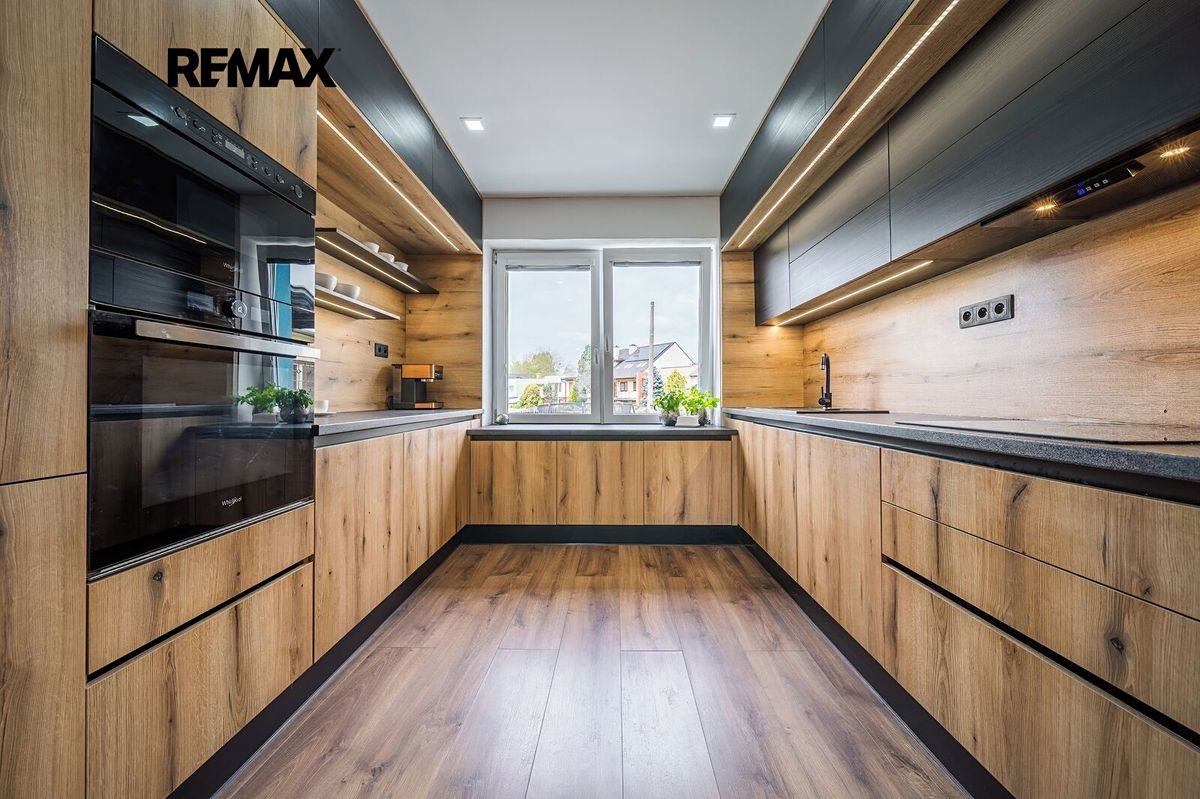 Prodej rodinného domu 290 m², pozemek 671 m²